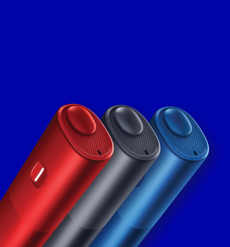 أربعة أجهزة تسخين ال BONDS من IQOS على خلفية زرقاء